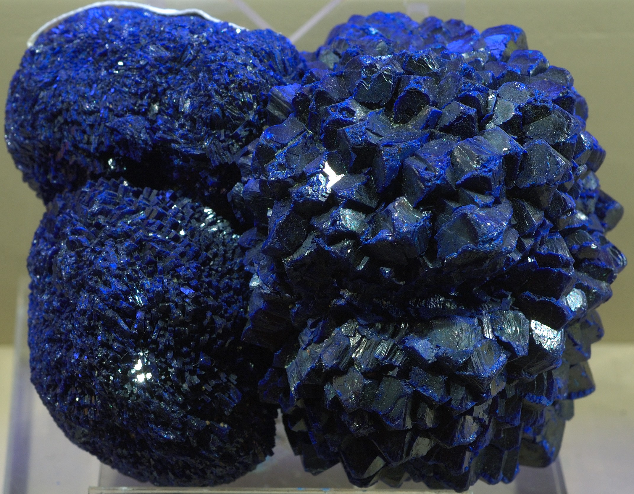 Von Rob Lavinsky, iRocks.com – CC-BY-SA-3.0 (picture shows Azurite, not necessarily the one from Vinča)